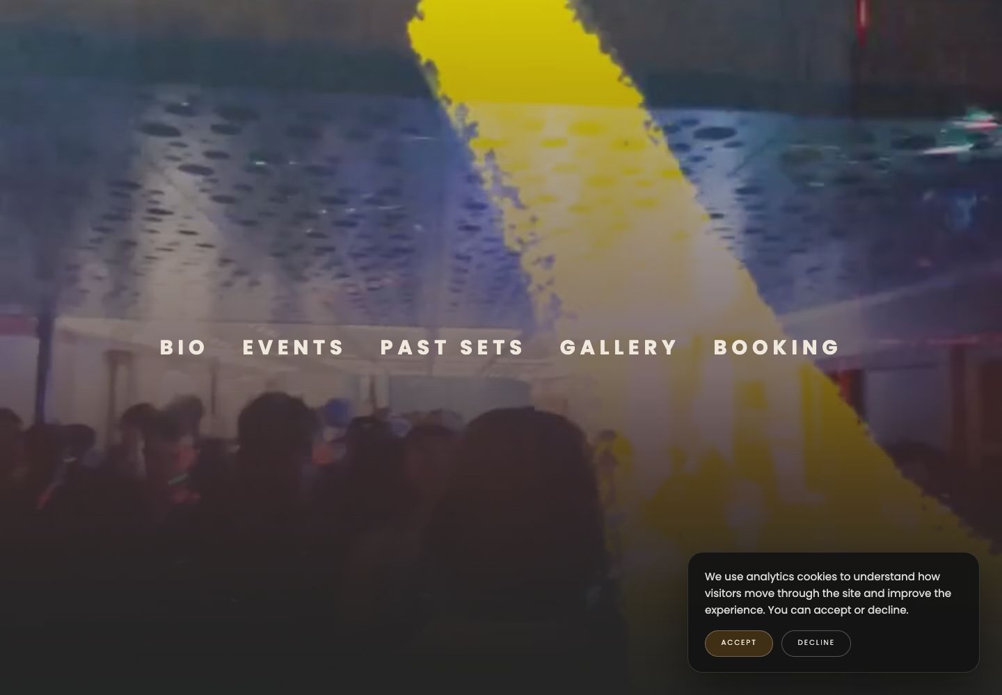 The Challenge website homepage with artist presentation and booking navigation